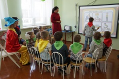 Госавтоинспекторы принимают участие в проведении обучающих занятий для дошкольников.