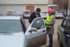 Автоинспекторы и ребята из отряда ЮИД предупреждают участников движения о сложных погодных условиях
