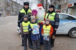 Полицейский Дед Мороз поздравил участников дорожного движения с наступающими праздниками и напомнил правила безопасного поведения на проезжей части.