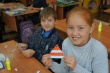 Школьники Ярославской области принимают участие в профилактической акции «Засветись! Стань заметней» и мастерят световозвращающие брелоки своими руками.