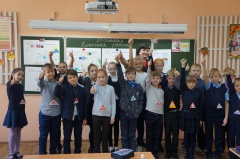 Школьники Ярославской области принимают участие в профилактической акции «Засветись! Стань заметней» и мастерят световозвращающие брелоки своими руками.
