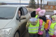             Воспитанники детских садов принимают участие в пропагандистских акциях по неукоснительному соблюдению Правил дорожного движения.