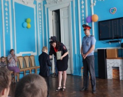 Сотрудники Госавтоинспекции поздравили детей.