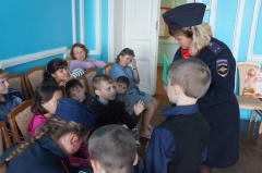Сотрудники Госавтоинспекции навестили ребят из Великосельского детского дома.