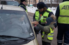             Сотрудники Госавтоинспекции поздравляют женщин - водителей с 8 Марта.