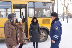 Госавтоинспекторы, представители общественности и активисты родительских комитетов проводят обследования школьных автобусов.