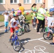          Юные велосипедисты «Солнечного города» повторяют правила дорожного движения.