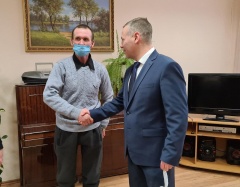 Сегодня врио губернатора Михаил Евраев передал российский паспорт Алексею Котову, который вернулся на родину из Казахстана, где находился в неволе более 20 лет