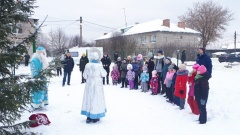 Дед Мороз и Снегурочка приносят праздник во дворы города