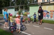 Инспекторы, педагоги, родители и дети вместе повторяют правила для безопасных поездок на велосипедах и самокатах