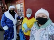 Активисты Штаба акции #МыВместе в костюмах Снегурочки и Деда Мороза бесплатно раздали 3500 масок жителям Гаврилов-Яма.
