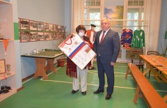 Глава района передал музею «Сохраняй наследие» футболку с автографами игроков Российской национальной сборной по футболу